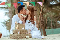 Ca sĩ Thanh Thảo liên tục hôn bạn trai Việt kiều ở biển