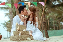 Ca sĩ Thanh Thảo liên tục hôn bạn trai Việt kiều ở biển