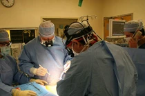 Cương cứng suốt một tuần, người đàn ông 52 tuổi mới đi kiểm tra