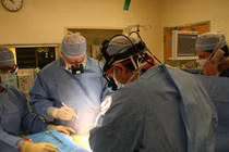 Cương cứng suốt một tuần, người đàn ông 52 tuổi mới đi kiểm tra