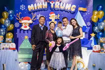 Vợ chồng Jennifer Phạm mừng sinh nhật con trai út