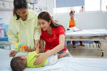 Hoa hậu Phạm Hương xúc động cưng nựng trẻ nhỏ