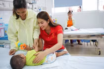 Hoa hậu Phạm Hương xúc động cưng nựng trẻ nhỏ