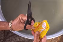 Cận cảnh quy trình ngâm cá bằng... thuốc tẩy giun động vật