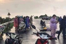 Đang phóng xe máy, đôi nam nữ bị "thiên lôi" tấn công