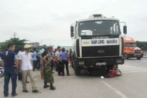 Nữ giáo viên và con gái tử vong thương tâm dưới bánh xe tải