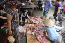 Bắt khẩn cấp hai đối tượng hắt dầu luyn vào thịt lợn