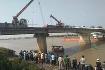 Hải Dương: Tông sập lan can cầu, xe ben bay xuống sông