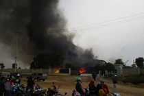 Lửa bùng lên dữ dội tại nhà máy bánh kẹo Tràng An 3