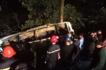 Gần 300 người tham gia cứu hộ xe khách lao vực sâu ở Lào Cai