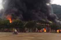 Lửa bốc cháy ngùn ngụt, thiêu đốt chợ Hữu Nghị - Tân Thanh