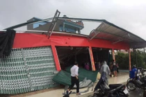 “Vòi rồng” quét qua Thái Bình khiến hàng nhiều nhà tốc mái