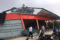 “Vòi rồng” quét qua Thái Bình khiến hàng nhiều nhà tốc mái