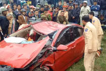 Tài xế đã tử vong trong chiếc ôtô nằm dưới lòng sông