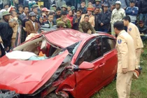 Tài xế đã tử vong trong chiếc ôtô nằm dưới lòng sông