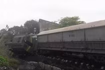 Quảng Ninh: Tàu chở than đâm xe tải, một người bị thương