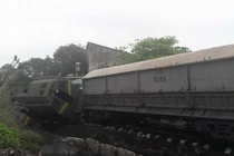 Quảng Ninh: Tàu chở than đâm xe tải, một người bị thương