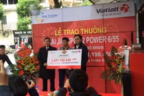 Tỷ phú Vietlott đầu tiên ở Hải Dương không che mặt nhận giải