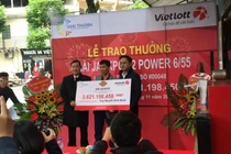 Tỷ phú Vietlott đầu tiên ở Hải Dương không che mặt nhận giải