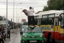 Ảnh: Cô gái bị tài xế taxi đánh khi trèo lên nóc xe ở Hải Dương