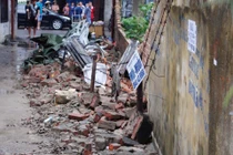 Hải Phòng: Tường bao đổ trong mưa lớn, đè bé trai tử vong