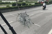 Đang lưu thông, xe khách bị bắn vỡ kính, nhiều người hoảng hồn