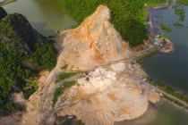 “Phá” núi đá vùng đệm di sản vịnh Hạ Long: Trách nhiệm thuộc về ai?