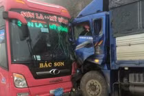 Hòa Bình: Xe khách đâm trực diện xe tải, 20 khách hoảng loạn