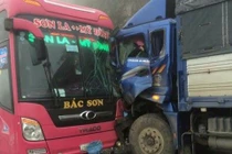 Hòa Bình: Xe khách đâm trực diện xe tải, 20 khách hoảng loạn