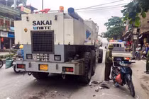 Mẹ tử vong, con nguy kịch khi xe máy va xe chuyên dụng