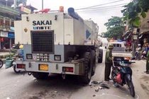 Mẹ tử vong, con nguy kịch khi xe máy va xe chuyên dụng