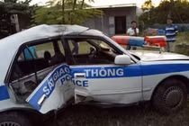 Truy đuổi kẻ tình nghi mang ma túy, xe CSGT gặp nạn, 2 cán bộ bị thương