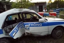 Truy đuổi kẻ tình nghi mang ma túy, xe CSGT gặp nạn, 2 cán bộ bị thương