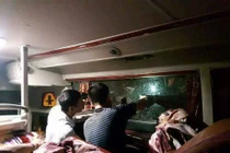 Quảng Ninh: Sau tiếng nổ, cửa kính xe vỡ tung, hành khách phát hoảng