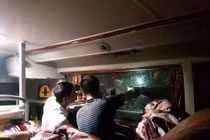 Quảng Ninh: Sau tiếng nổ, cửa kính xe vỡ tung, hành khách phát hoảng