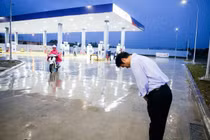 TGĐ Nhật cúi chào khách vào đổ xăng: Điều người Việt cần nhớ lúc này