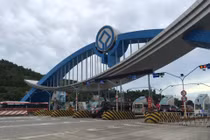 Hàng trăm người dân kéo đến trạm BOT Đại Yên phản đối mức phí