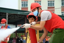 Chùm ảnh đẹp: Lính cứu hỏa “nhí” đu dây, phun nước cứu hỏa