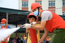 Chùm ảnh đẹp: Lính cứu hỏa “nhí” đu dây, phun nước cứu hỏa