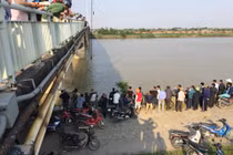 Hiện trường vụ tai nạn hi hữu xe ben lao sông Kinh Thầy