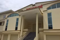 Ảnh: Nghịch lý chợ tiền tỷ bỏ không, dân lấn đường làm chợ