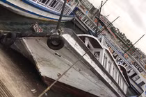 Tàu du lịch lại bị đắm trong âu cảng quốc tế Tuần Châu