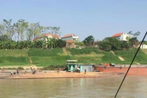 Đâm vào tàu chở than, tàu chở cát bị lật, thuyền trưởng mất tích