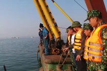 Đâm sà lan, tàu du lịch chở 31 khách chìm ở Quảng Ninh