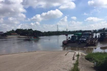 Hải Dương: Thót tim ô tô khách dốc nghiêng xuống sông khi đi phà