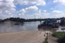 Hải Dương: Thót tim ô tô khách dốc nghiêng xuống sông khi đi phà