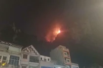 Quảng Ninh: Núi Bài Thơ cháy lớn, yêu cầu người dân sơ tán
