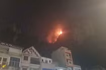 Quảng Ninh: Núi Bài Thơ cháy lớn, yêu cầu người dân sơ tán