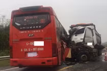 Ô tô khách tông tông nát đầu xe tải trên cao tốc HN-LC