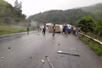 Hai xe khách đấu đầu kinh hoàng ở Lạng Sơn